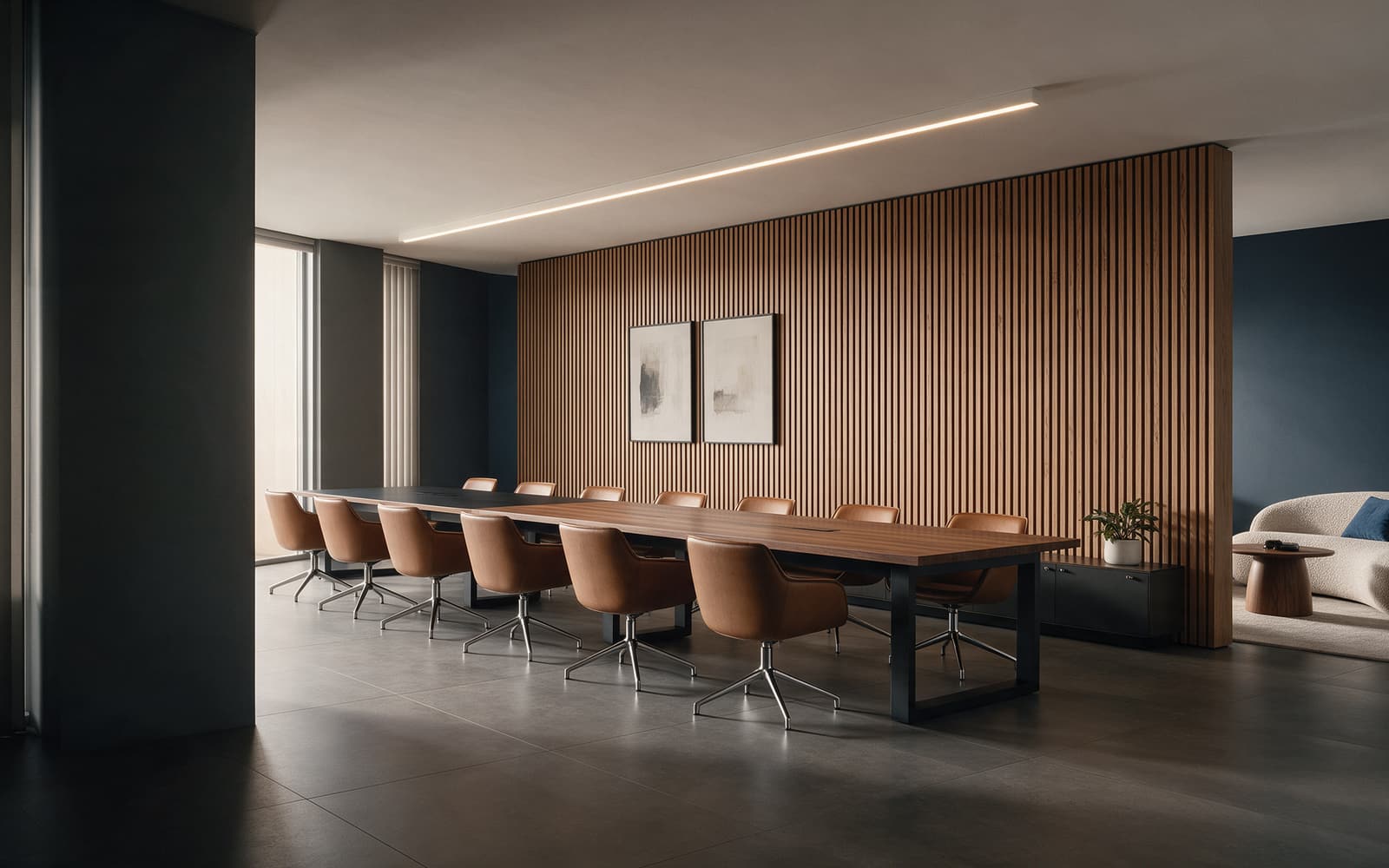 Sala de reunião corporativa com mesa longa em nogueira, cadeiras estofadas em couro caramelo e parede ripada
